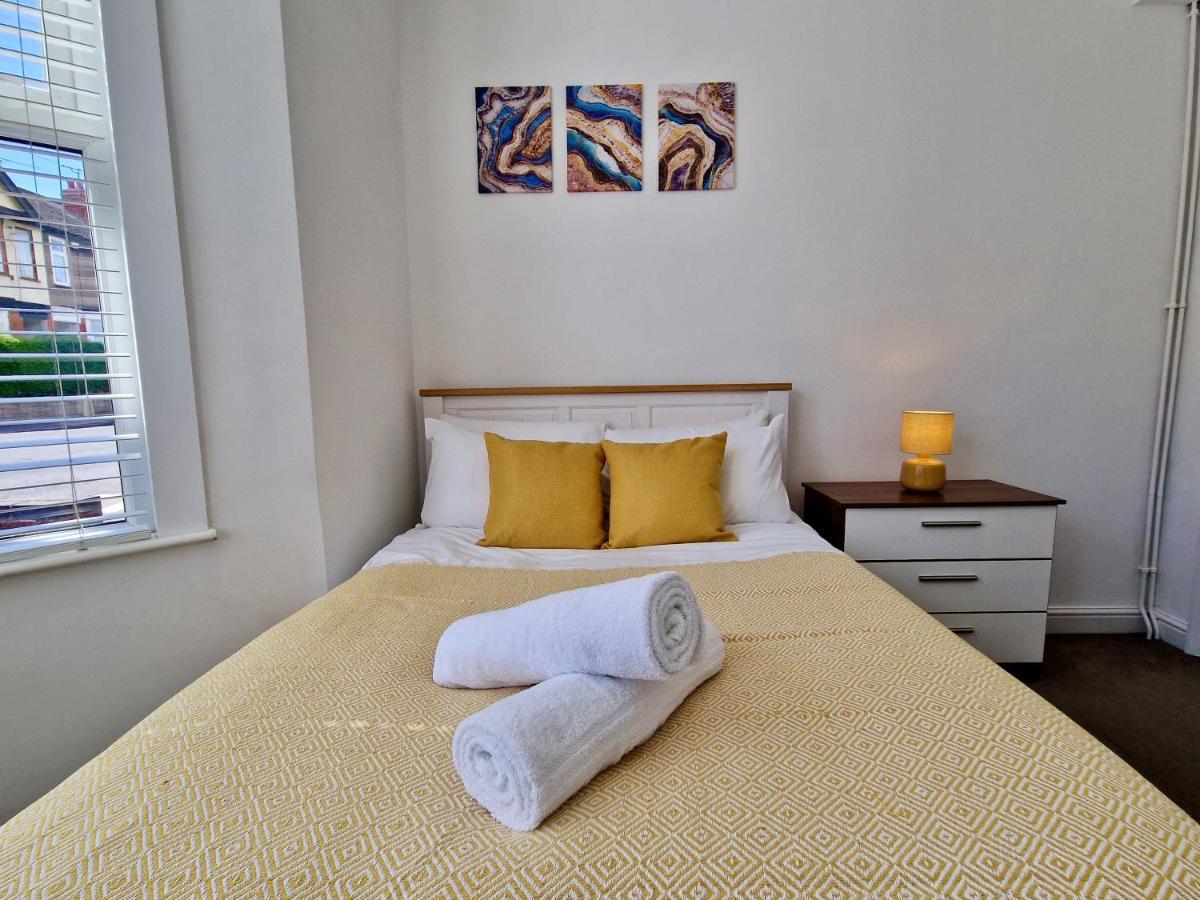 Incredible Private Rooms All With Private Bathrooms In A Fully Serviced House Next To City Centre With Free Parking Coventry Exteriör bild