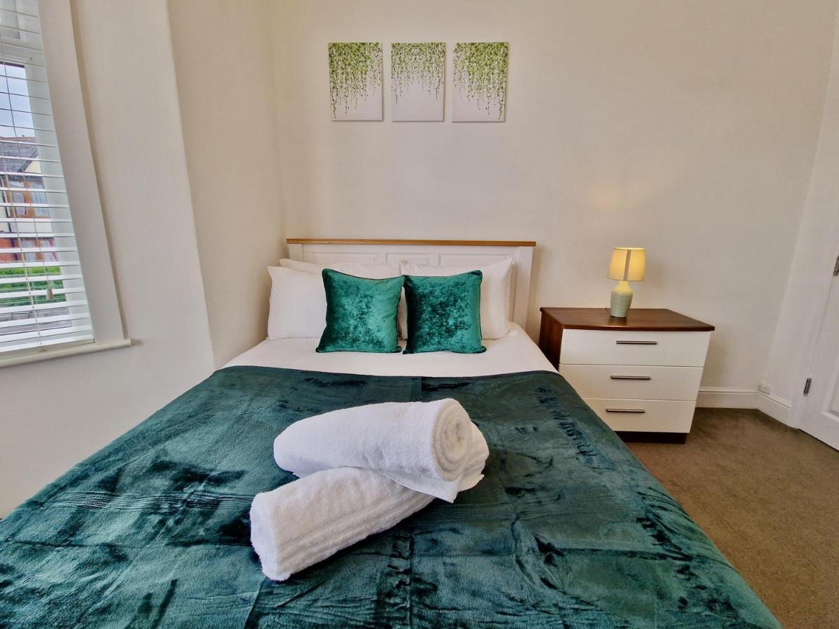 Incredible Private Rooms All With Private Bathrooms In A Fully Serviced House Next To City Centre With Free Parking Coventry Exteriör bild