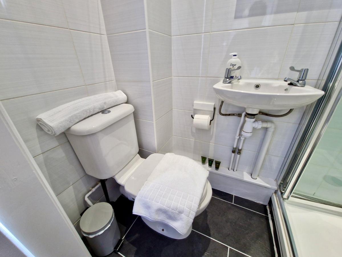 Incredible Private Rooms All With Private Bathrooms In A Fully Serviced House Next To City Centre With Free Parking Coventry Exteriör bild