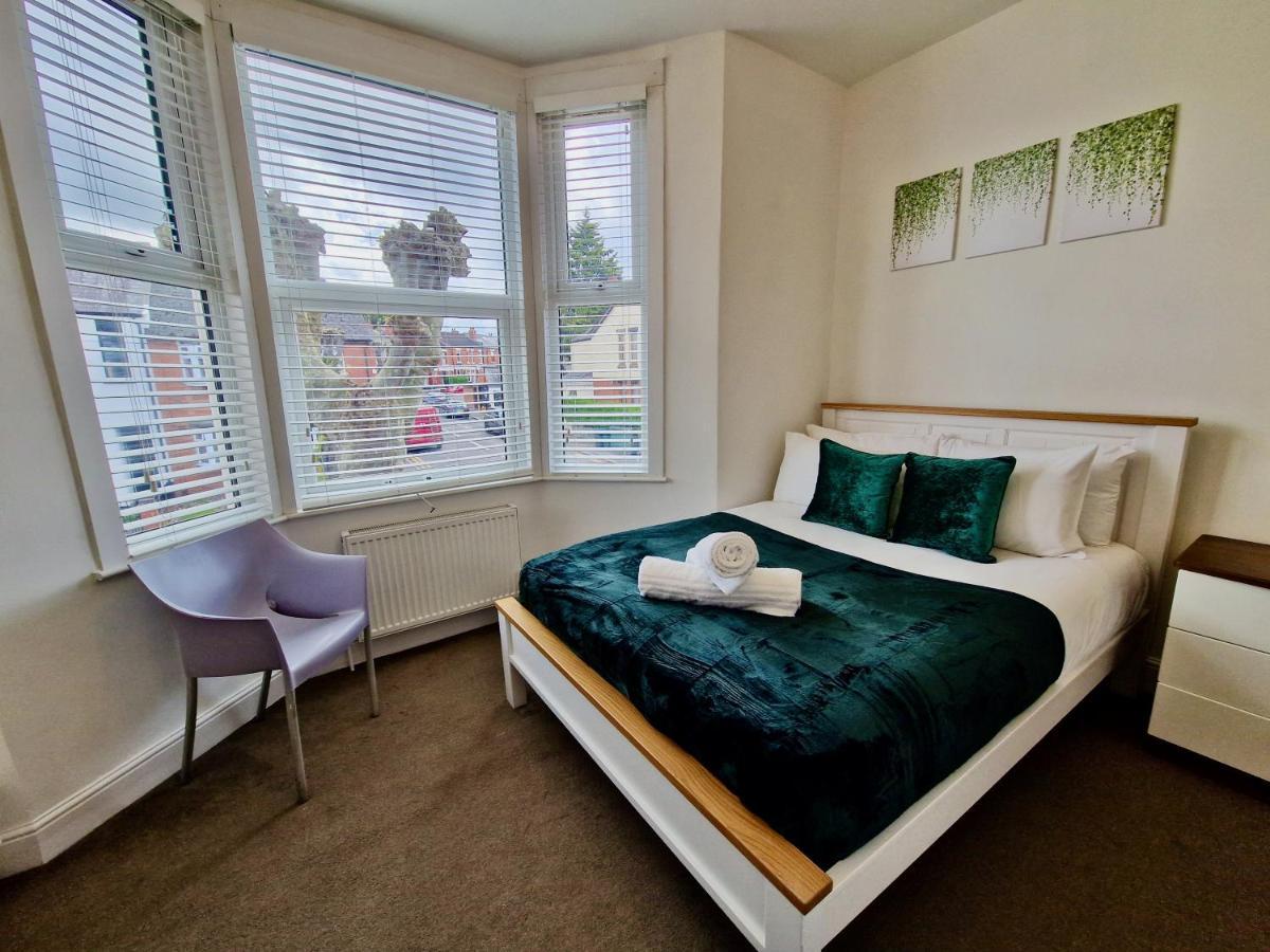 Incredible Private Rooms All With Private Bathrooms In A Fully Serviced House Next To City Centre With Free Parking Coventry Exteriör bild