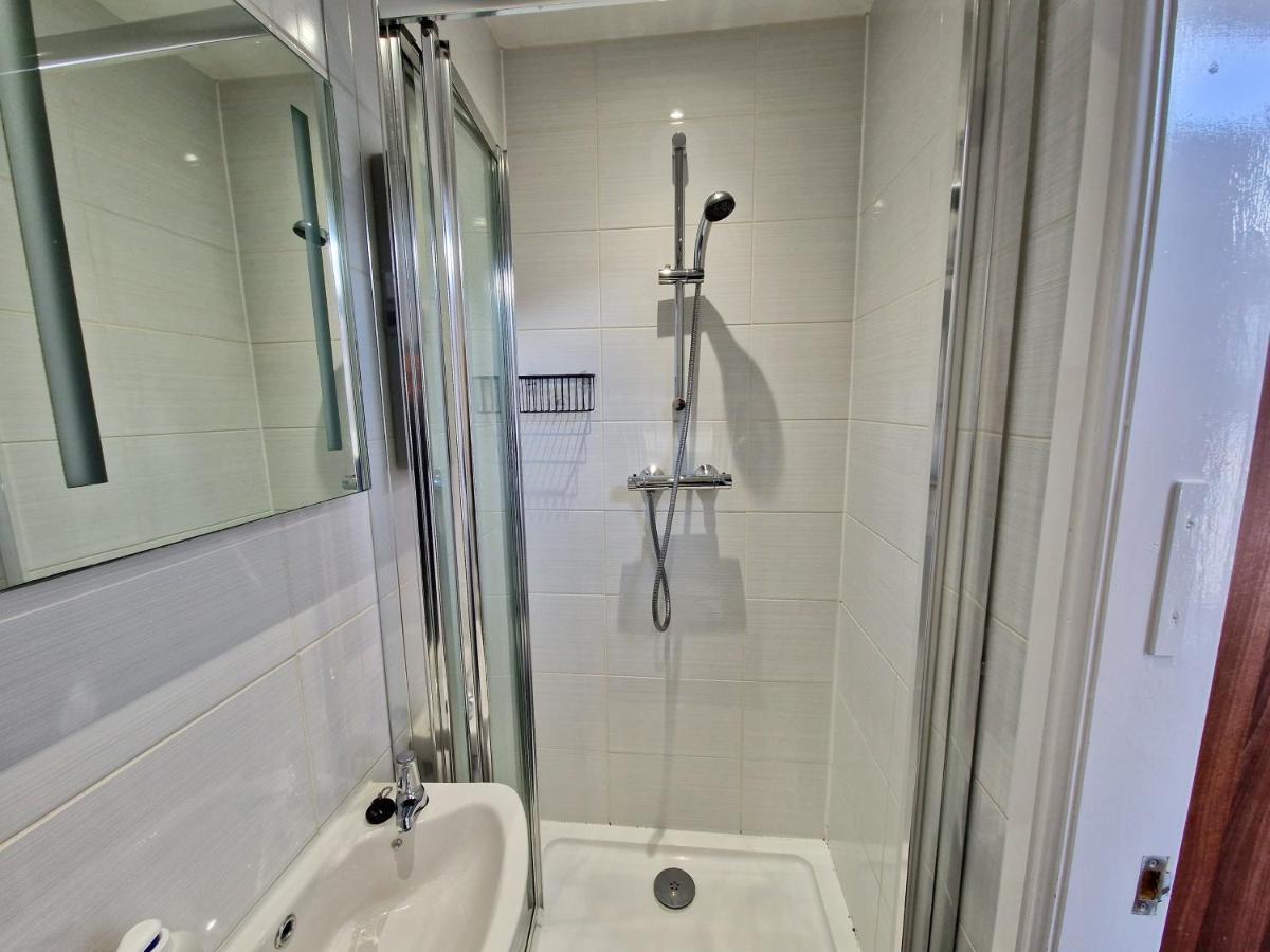 Incredible Private Rooms All With Private Bathrooms In A Fully Serviced House Next To City Centre With Free Parking Coventry Exteriör bild