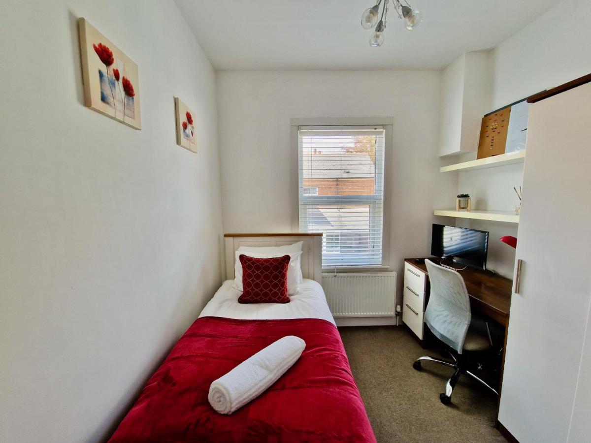 Incredible Private Rooms All With Private Bathrooms In A Fully Serviced House Next To City Centre With Free Parking Coventry Exteriör bild