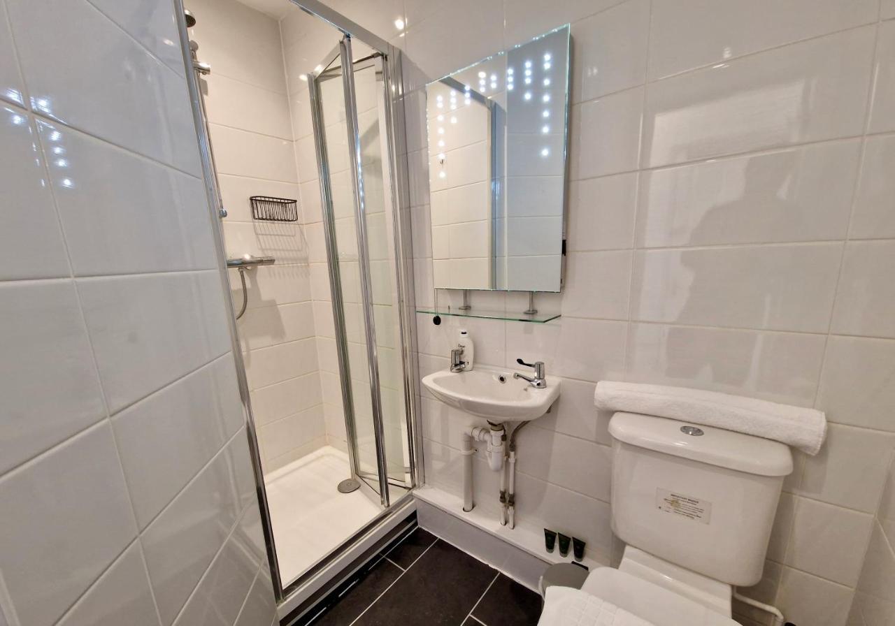Incredible Private Rooms All With Private Bathrooms In A Fully Serviced House Next To City Centre With Free Parking Coventry Exteriör bild